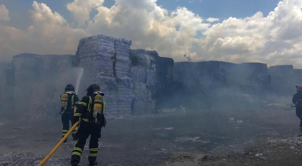 Mil toneladas de papel calcinadas tras un incendio en una fábrica de Palencia