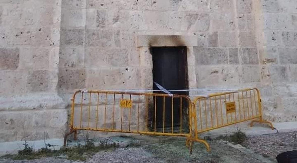 Prenden fuego a una de las puertas de la Catedral de Valladolid