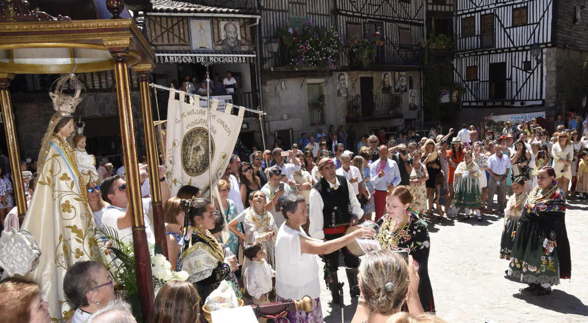 El folclore y la cultura popular inundan Mogarraz con la llegada de las 'Nieves'