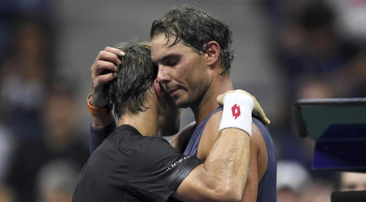 Nadal supera su debut ante el lesionado Ferrer en un duelo muy emocional