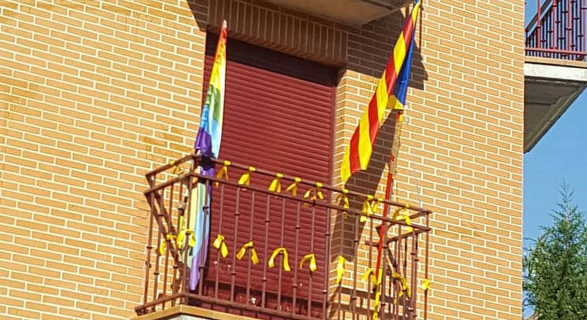 Un balcón con una estelada y lazos amarillos provoca la indignación en Cabrerizos
