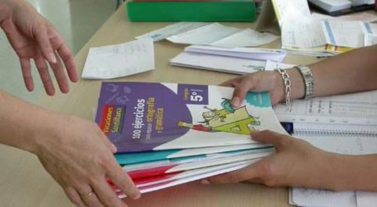 Los docentes se niegan a encargarse de los bancos de libros aunque reciban 20 euros por hora