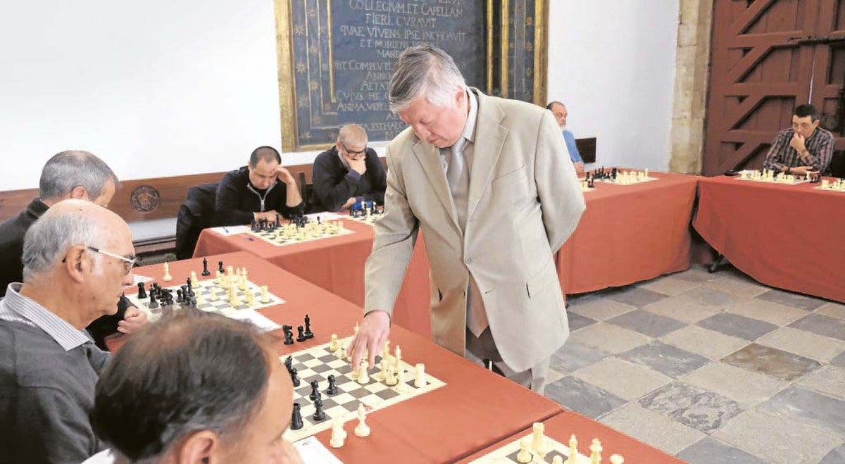 Los aficionados al ajedrez viven un momento histórico en Salamanca con el maestro Karpov