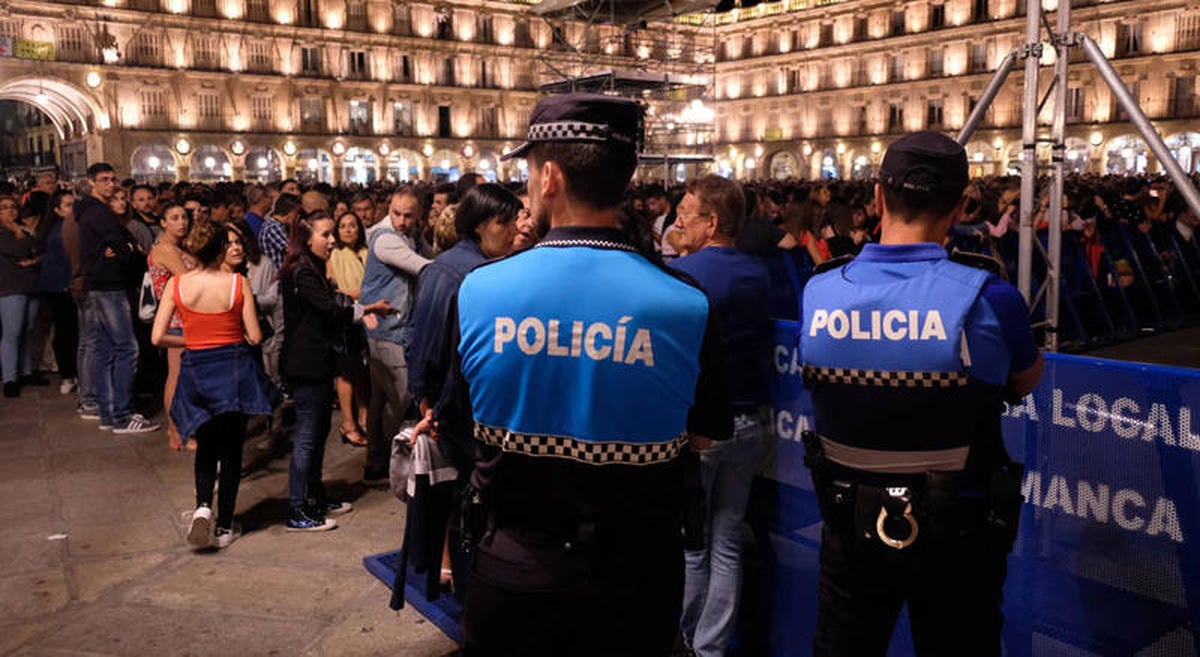 Una mujer tendrá que pagar 601 euros por ser desalojada a la fuerza de la Plaza en el concierto de Raphael