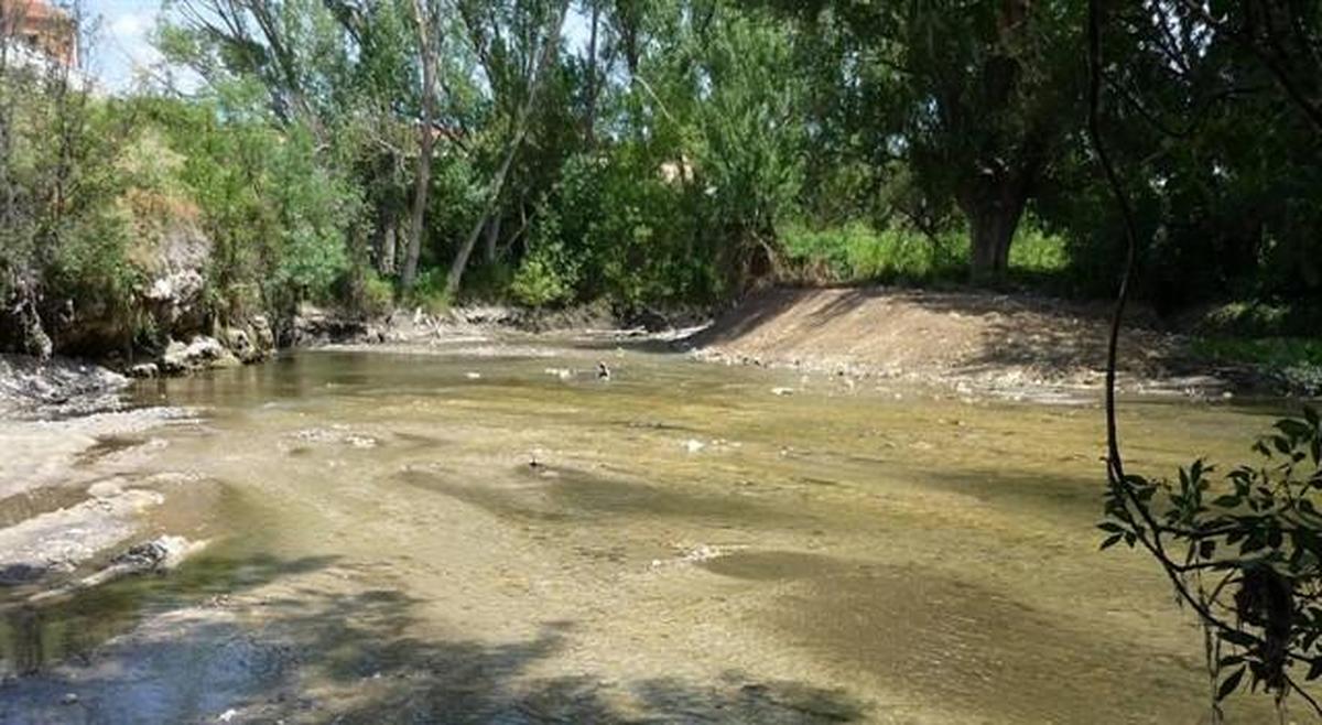 Hallan el cuerpo sin vida de un hombre de entre 65 y 75 años en un río