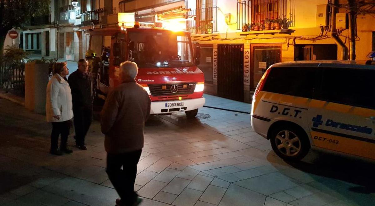Los bomberos intervienen en un domicilio de la calle Mayor de Béjar por una salida de humo