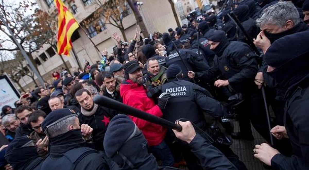 Un joven denuncia la pérdida de un testículo el 21-D por un pelotazo de goma