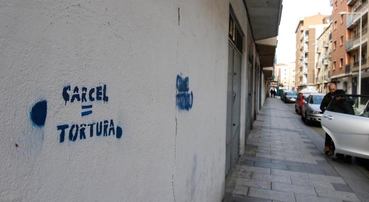 Tres jóvenes 'cazados' cuando realizaban pintadas de madrugada en Garrido