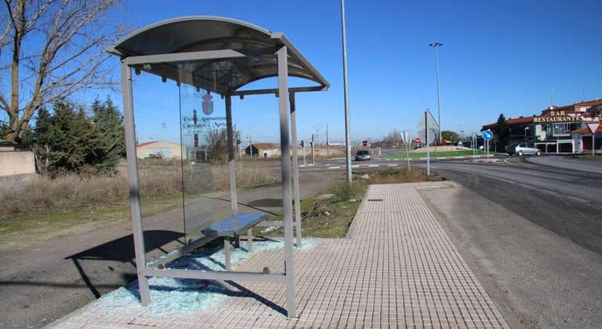 Un conductor borracho arranca dos señales y se estampa contra la marquesina del bus en Castellanos de Moriscos