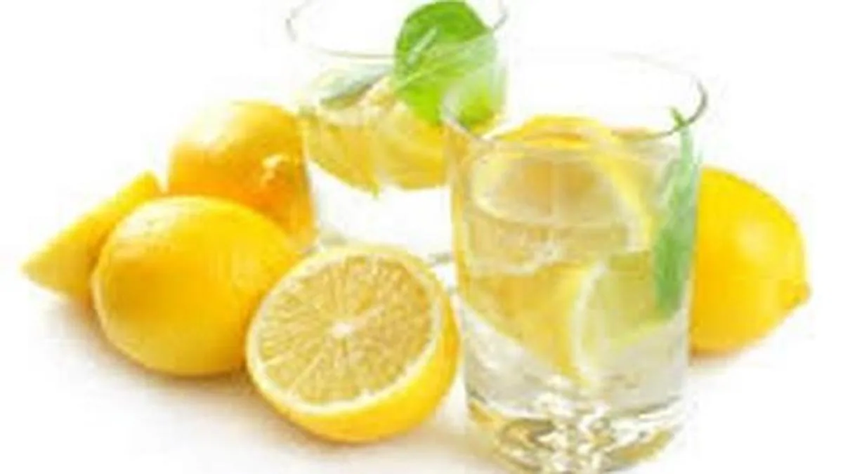 Los beneficios de beber agua con limón