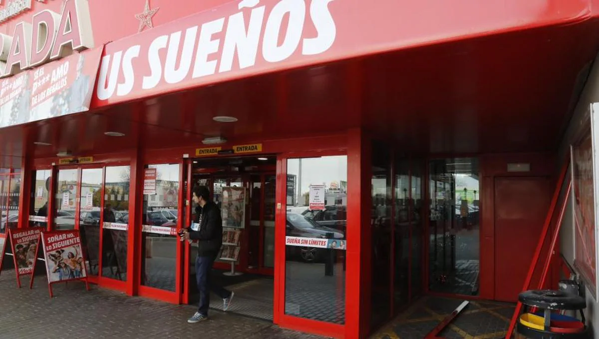 Espectacular asalto de madrugada en la tienda Media Markt de Capuchinos