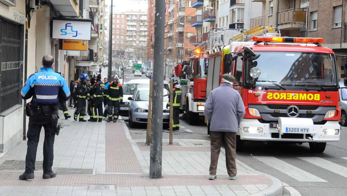 Alarma en la calle Gómez Ulla por el humo provocado por la mala combustión de una caldera