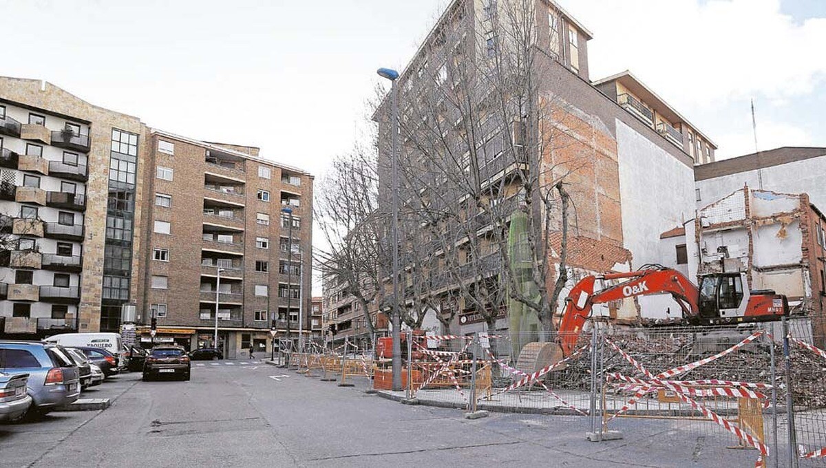 Reabierta al tráfico la plaza de Vidal cortada por el derribo del edificio que explotó en diciembre