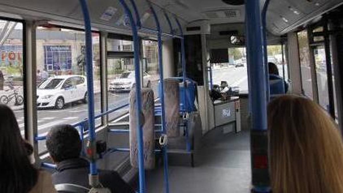 La parada del autobús del hospital Virgen de la Vega se traslada tras finalizar las obras
