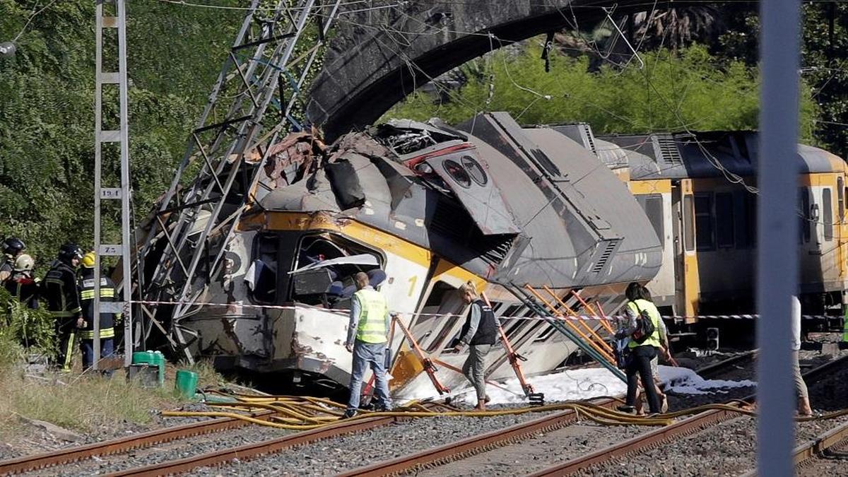 Cuatro muertos y 48 heridos al descarrilar un tren de pasajeros en Pontevedra