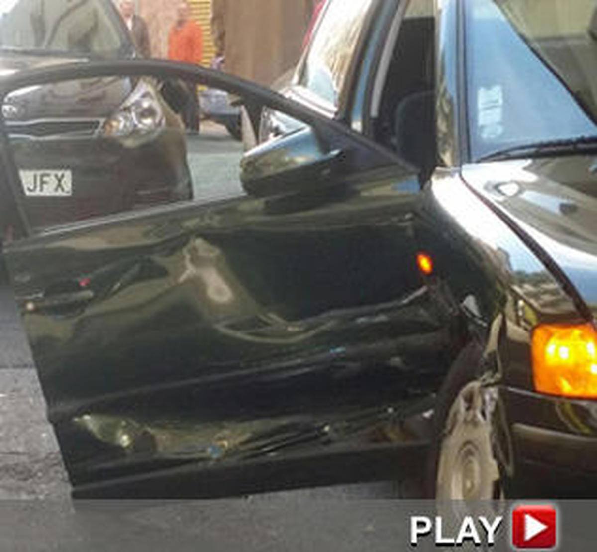 Un coche acaba empotrado en una fachada de Conde Cabarrús tras un espectacular accidente