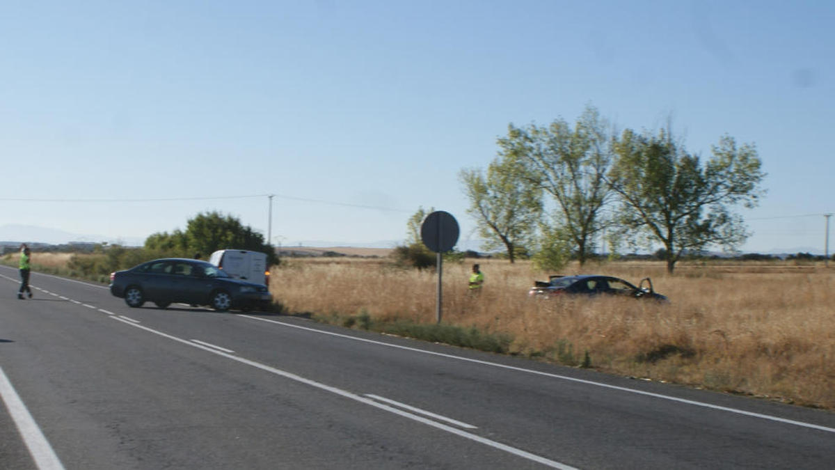 Un motorista herido tras colisionar contra un coche