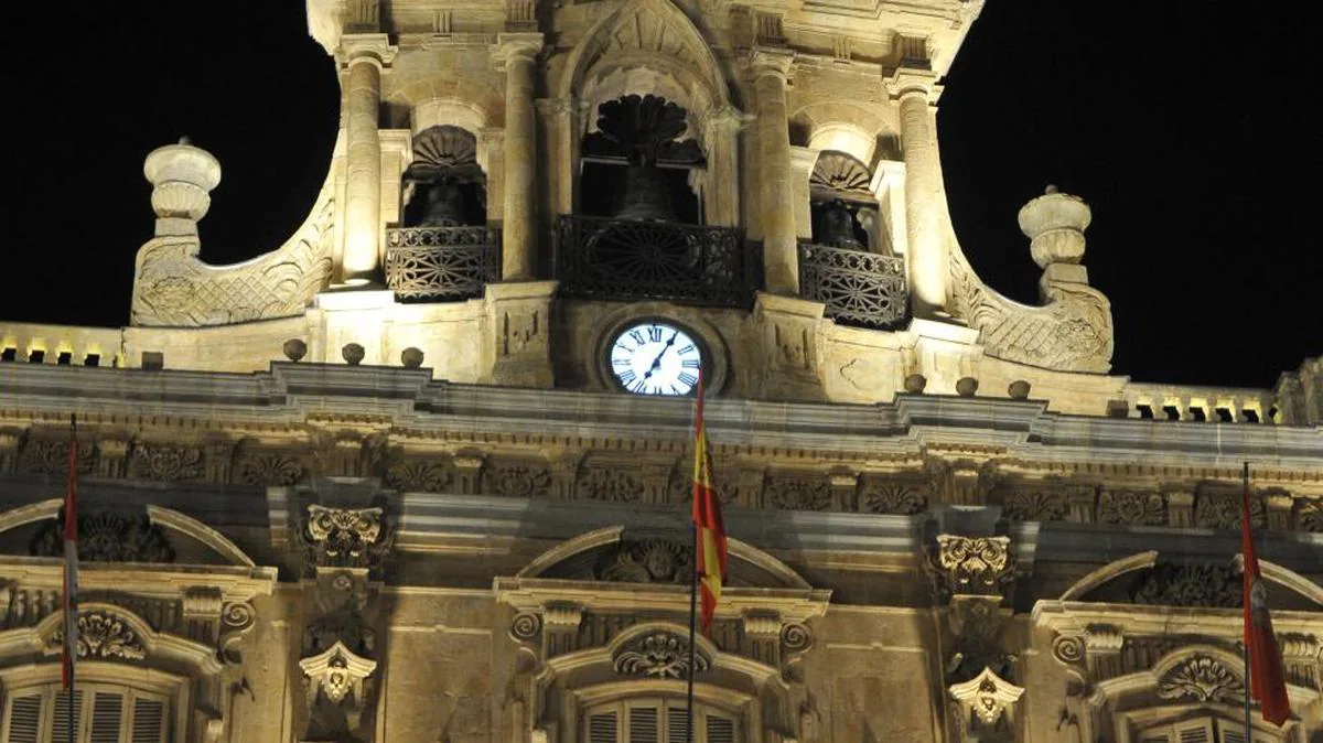 El reloj de la Plaza Mayor cambia la hora... una semana antes