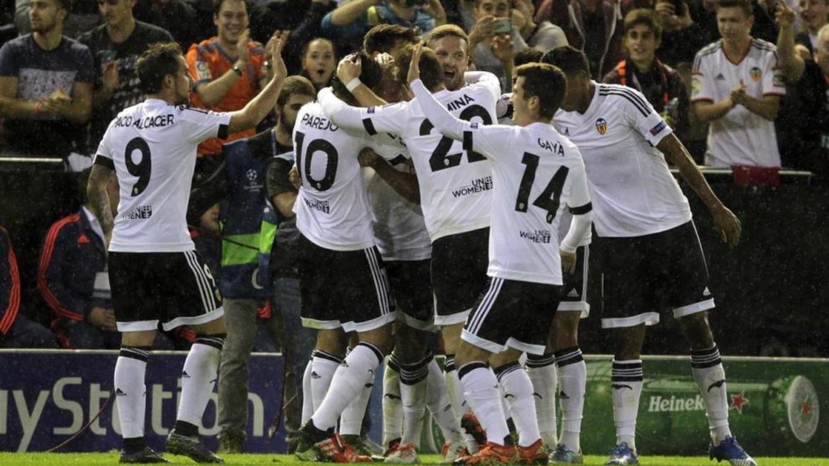 El Valencia se aferra a la clasificación tras ganar al Gent (2-1)