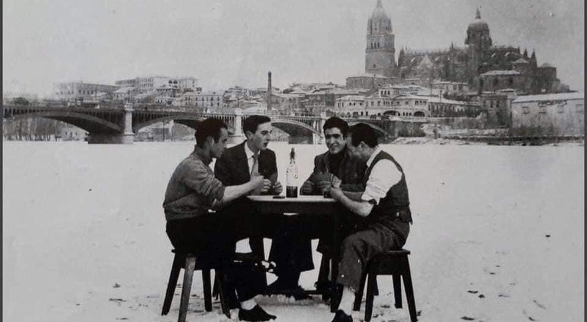 Historias del frío. Cuando se pudo montar en bici y jugar al mus sobre el Tormes