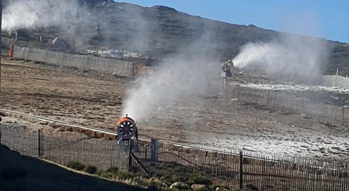 La Covatilla: a falta de nevadas, nieve artificial