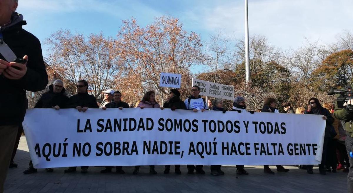 Medio millar de salmantinos claman en la marea blanca de Valladolid por una Sanidad Pública digna