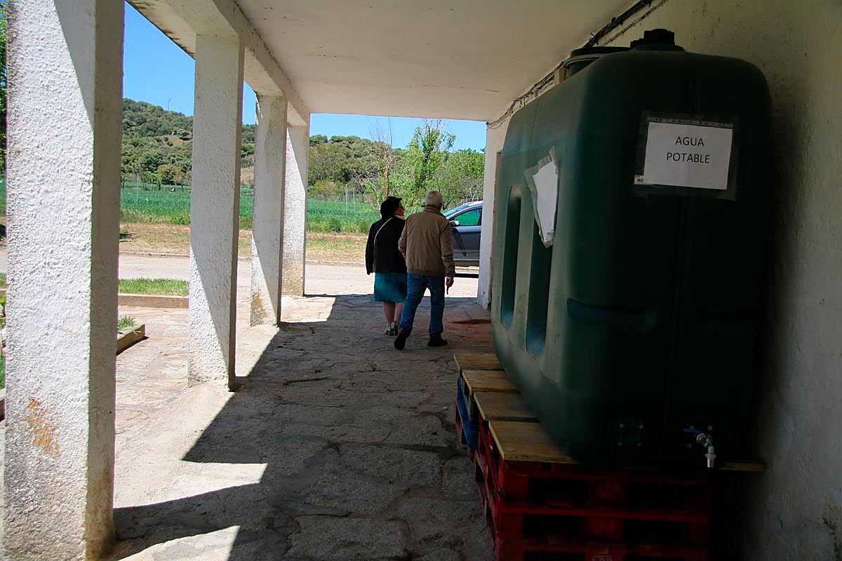 Depósitos de agua potable instalados tras detectarse un nivel superior de arsénico.