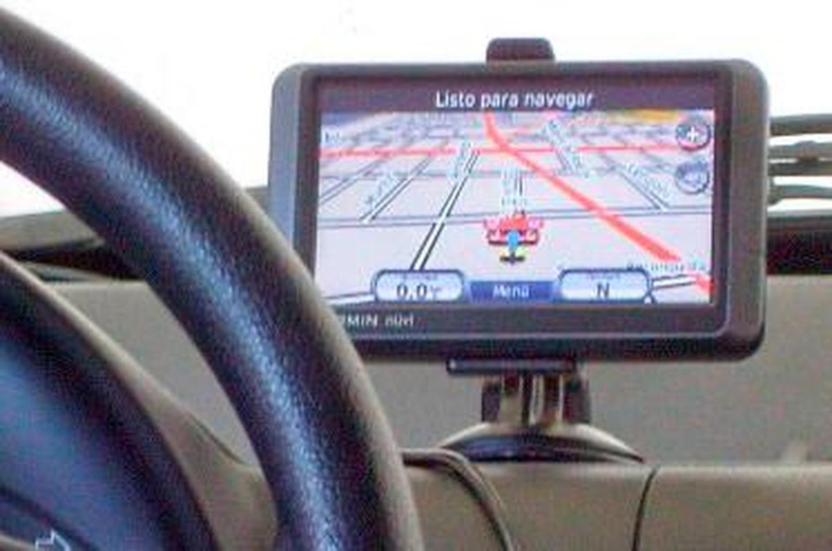Un dispositivo GPS en un vehículo.