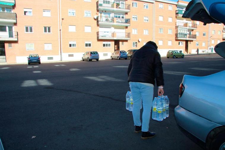 Una vecina de Terradillos, con agua embotellada.