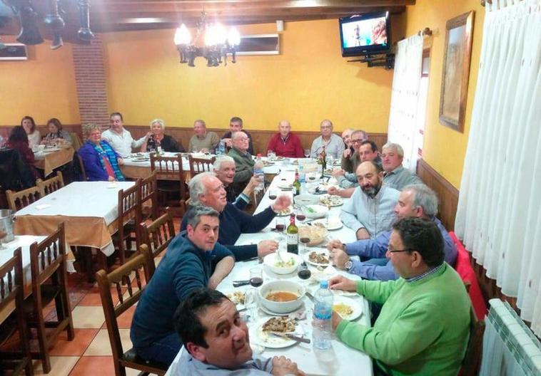 Juan Mari, con sus amigos durante la comida.