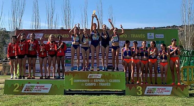 Gema Martín, con sus compañeras del Bilbao Atletismo, en el segundo cajón del podio.