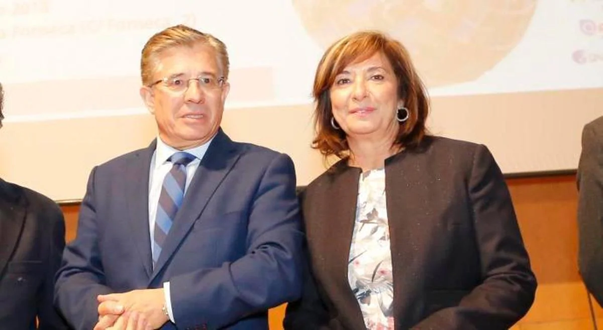 Rafael López, gerente regional, y Cristina Granados, gerente del Hospital.