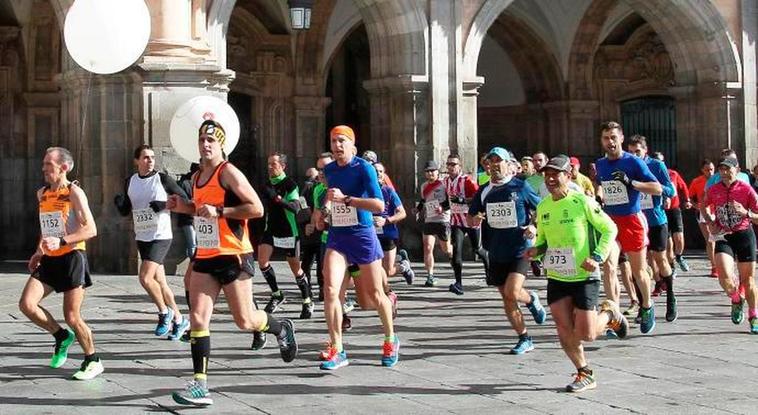 Participantes en la pasada edición de la Media Maratón entrando en la Plaza Mayor de Salamanca.