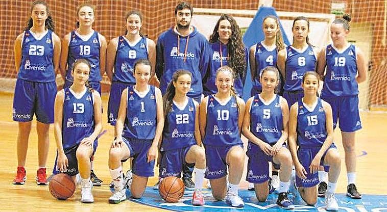 Plantilla y técnicos del equipo que participará en la Mini Copa.