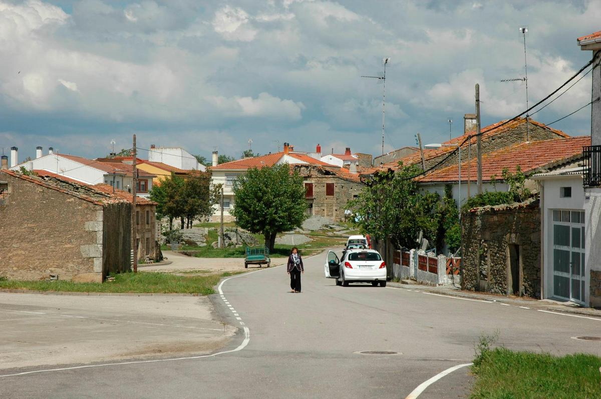 Una mujer pasea por la pequeña localidad salmantina de Cerezal de Peñahorcada.