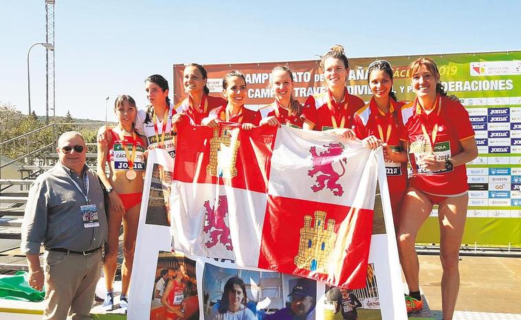 Gema Martín, en el podio celebrando la medalla de oro con sus compañeras.