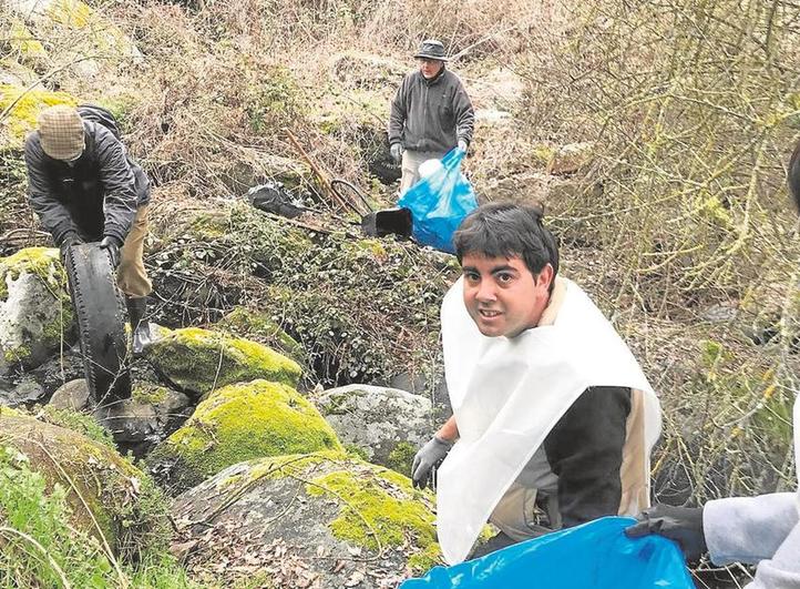 Voluntarios de ‘Ledesminos en camino’ participan en una jornada de limpieza del río