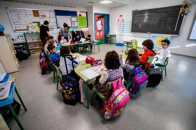 Los escolares de Castellanos de Moriscos reciben una completa educación en el nuevo colegio del municipio.