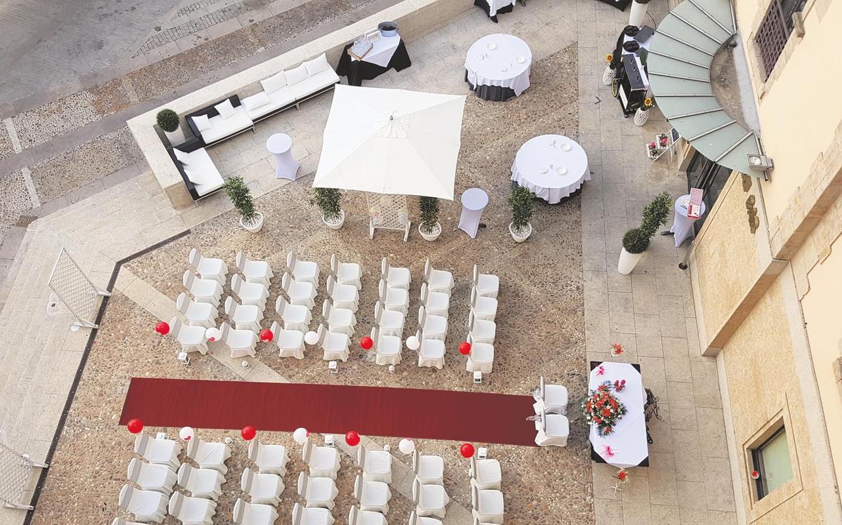 Imagen cenital de la terraza del hotel dispuesta para un evento