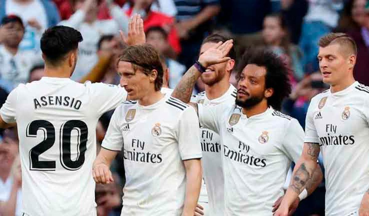 Los jugadores del Real Madrid celebran uno de sus dos goles