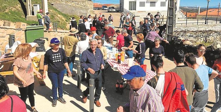 Los vecinos de la localidad y de otros municipios disfrutaron de la comida popular.