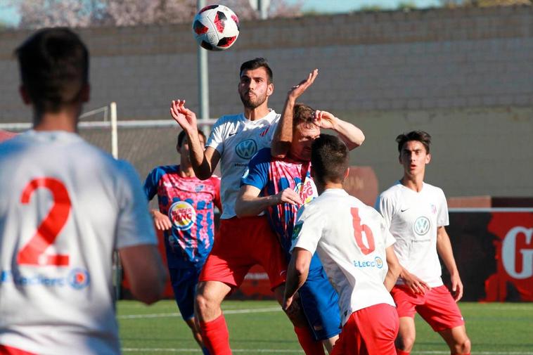 Lerma trata de controlar el balón