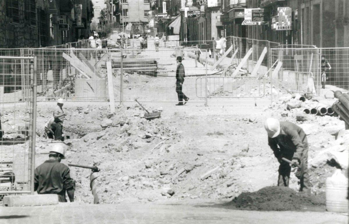 Obras en abril de 1995 en la calle Zamora cerrada al tráfico desde enero de 1994. | fotos: archivo