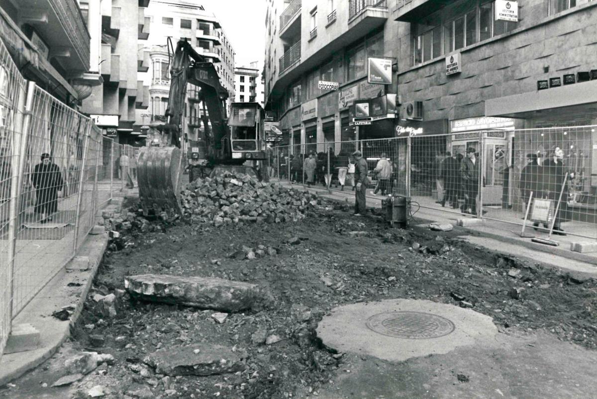 Obras en la calle Toro para convertirla en peatonal en enero de 1995.