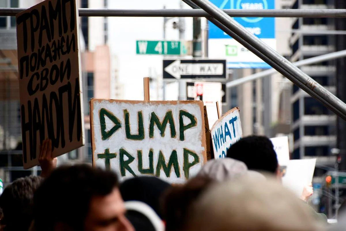 Cartel “Dump Trump” (Fuera Trump) durante la manifestación.