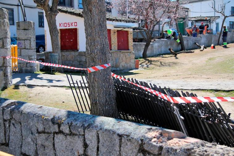 Las obras de mejora en el recinto del parque infantil.