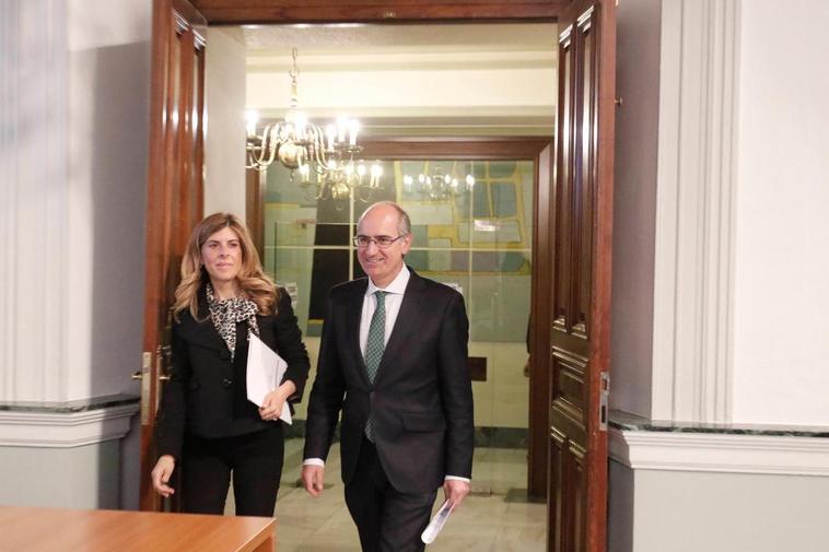 Chabela de la Torre y Javier Iglesias instantes antes de la rueda de prensa de este martes.