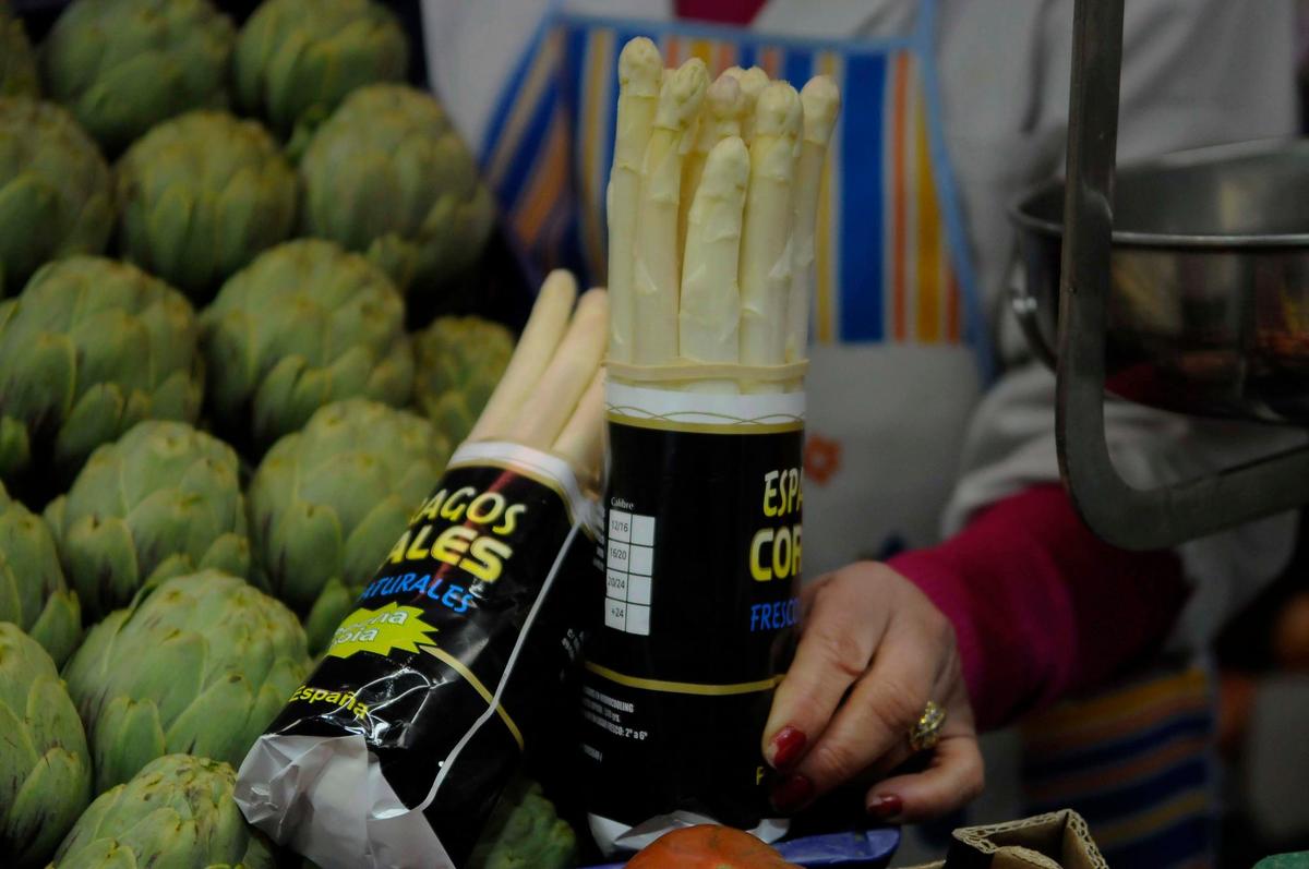 Espárragos blancos de Fuentesaúco en el Mercado Central.