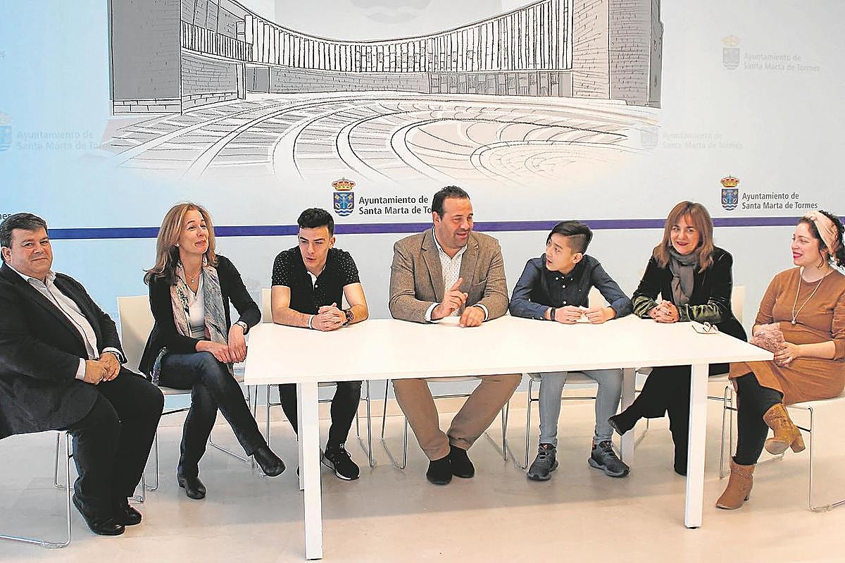 Esaú Pérez y Manuel Sánchez, entre David Mingo.