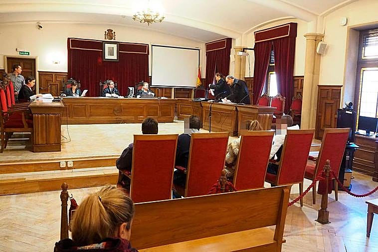 Los acusados, en la Audiencia Provincial.